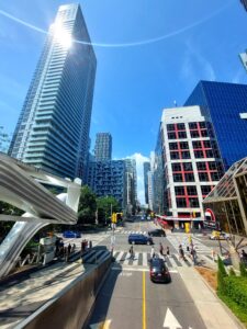 Blick auf die Stadt Toronto mit Hochhäusern und sonnigem Himmel - der Beginn unserer Reise durch Ontario, Kanada