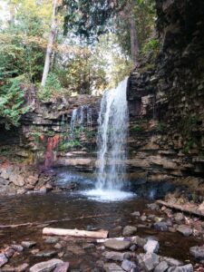 Wasserfall im Wald von Ontario - Natur, Freiheit, Neubeginn