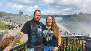 Amely und Manolito an den Niagara Falls - ein Moment voller Liebe, Freiheit und Verbundenheit in Ontario, Kanada.