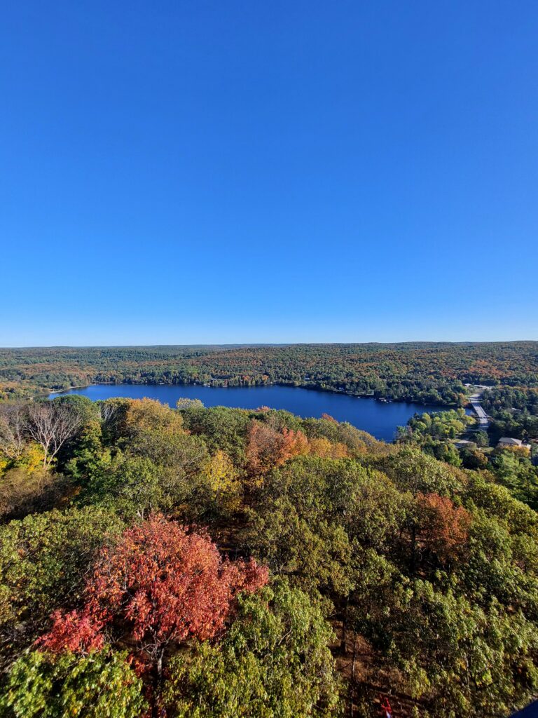 Auswandern Kanada Ontario - Weite Landschaft mit Seen und Herbstwald, Symbol für Neubeginn