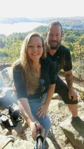 Amely und Manolito mit Blick über Ontarios Wälder und Seen - ein Moment von Liebe, Mut und Aufbruch